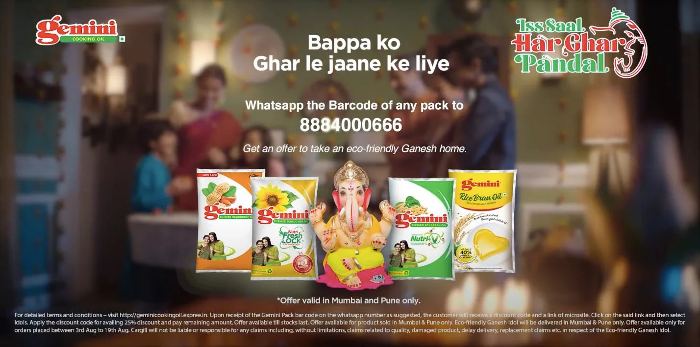 TVC end frame over a softly blurred Indian family home interior lit with festive lamps: Gemini Cooking Oil logo top left, hand-lettered 'Iss Saal Har Ghar Pandal' campaign logo with Ganesha motif top right, headline 'Bappa ko Ghar le jaane ke liye - Whatsapp the Barcode of any pack to 8884000666', a row of five Gemini oil pouches (filtered groundnut, refined sunflower NutriFresh Lock, refined soyabean Nutri-V, rice bran) flanking a seated Ganesh idol in the centre, and a full terms-and-conditions legal block across the bottom